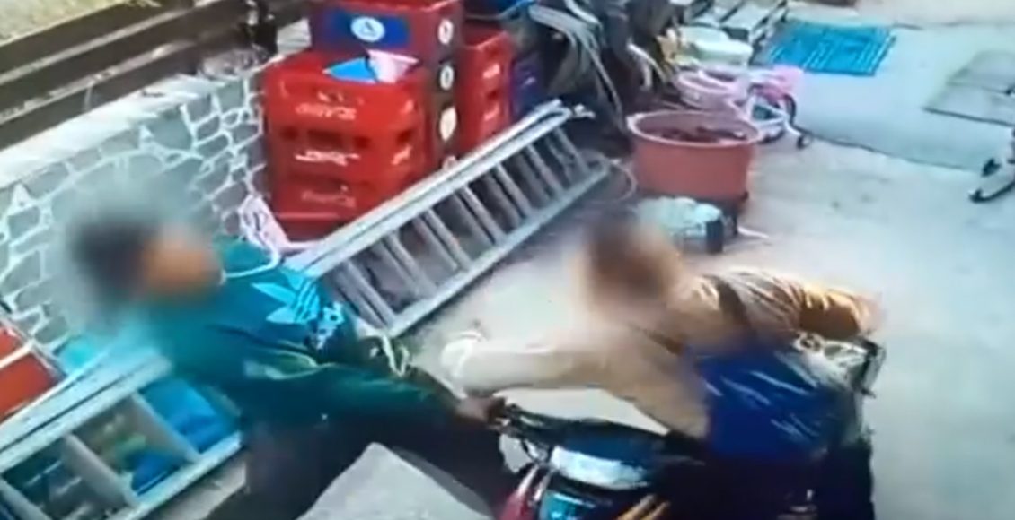 Πατροκτονία-στη-Λέρο:-Βίντεο-με-τον-πατέρα-να-χτυπά-τον-ανήλικο-γιο-του-και-να-ρίχνει-μηχανή-πάνω-του