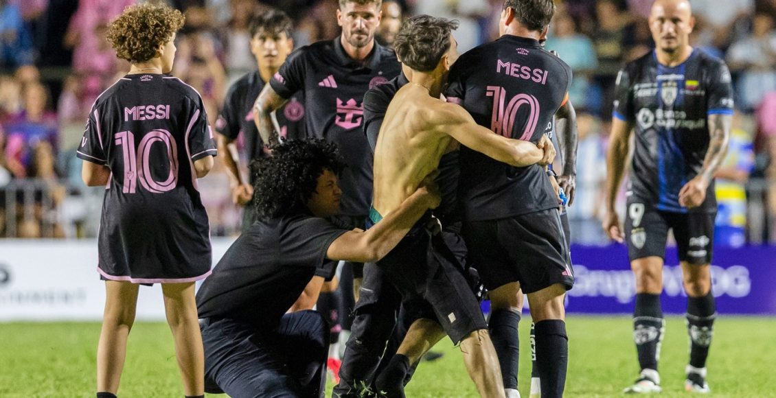 Ο-Μέσι-«παρασύρθηκε»-από-άνδρα-ασφαλείας-που-έτρεξε-να-σταματήσει-οπαδό-που-μπήκε-στον-αγωνιστικό-χώρο