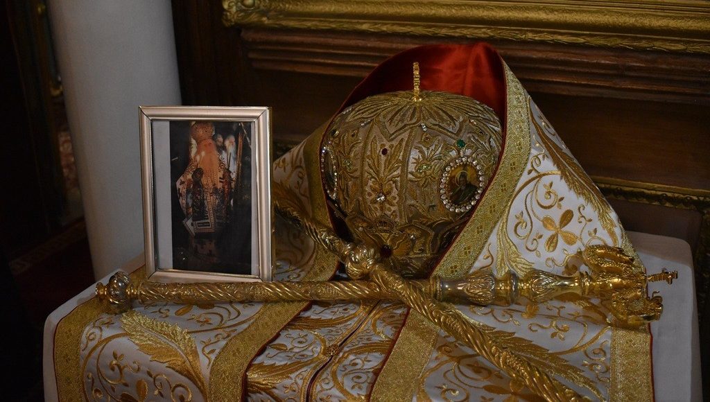 Ο-Μάνης-Χρυσόστομος-τέλεσε-Τρισάγιο-για-τον-μακαριστό-πρώην-Θήρας-Επιφάνιο