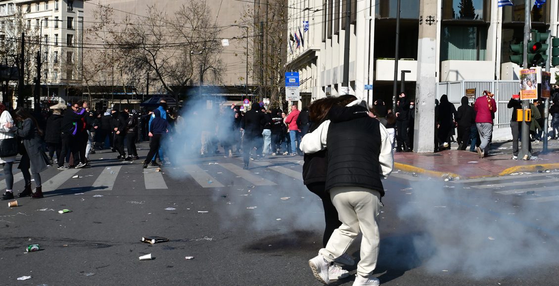 Ένταση-στο-Σύνταγμα-–-Δείτε-βίντεο-και-φωτογραφίες