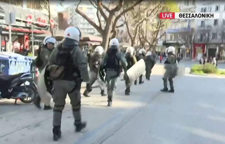 Ένταση-και-μολότοφ-στην-πορεία-για-τα-Τέμπη-στην-Θεσσαλονίκη