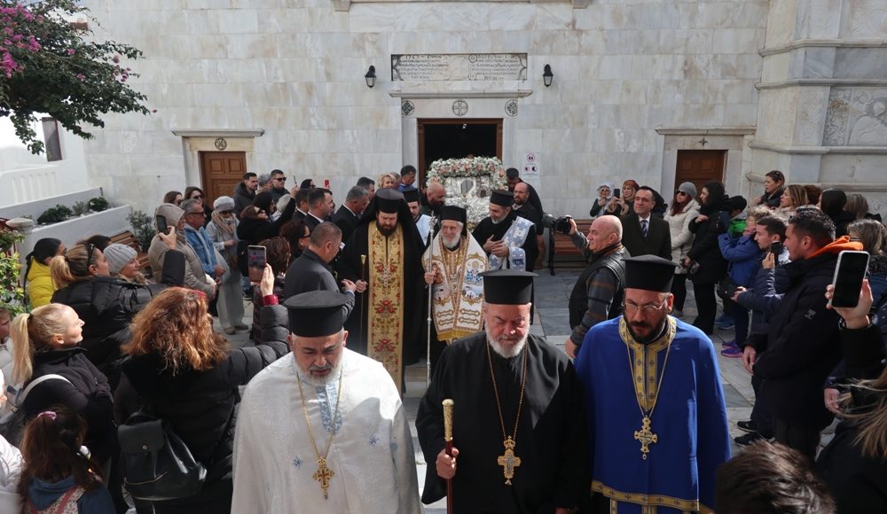 Η-κάθοδος-της-Παναγίας-Τρουλιανής-στη-Χώρα-Μυκόνου