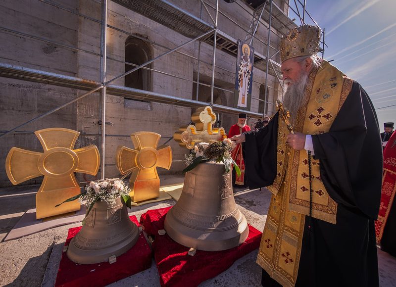 Ο-Μαυροβουνίου-Ιωαννίκιος-καθαγίασε-τις-καμπάνες-και-τους-σταυρούς-για-τον-Ναό-του-Αγίου-Σάββα-στην-Ποντγκόριτσα