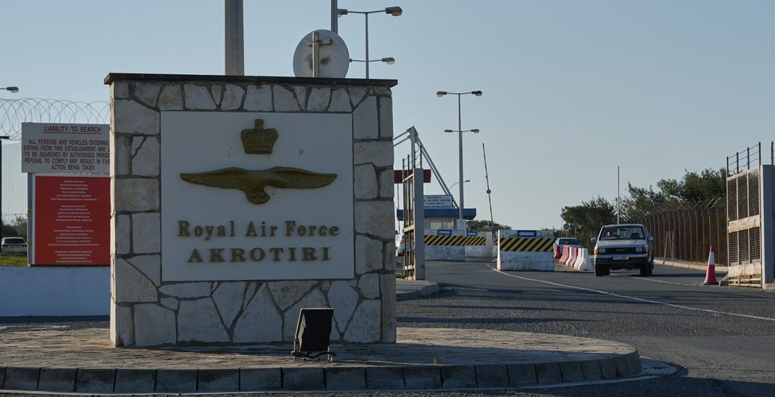 Ήχησαν-ξανά-σειρήνες-στο-Ακρωτήρι-–-Εκκενώνονται-βάσεις-και-το-αεροδρόμιο-της-Πάφου,-απογειώνονται-πολεμικά-αεροσκάφη