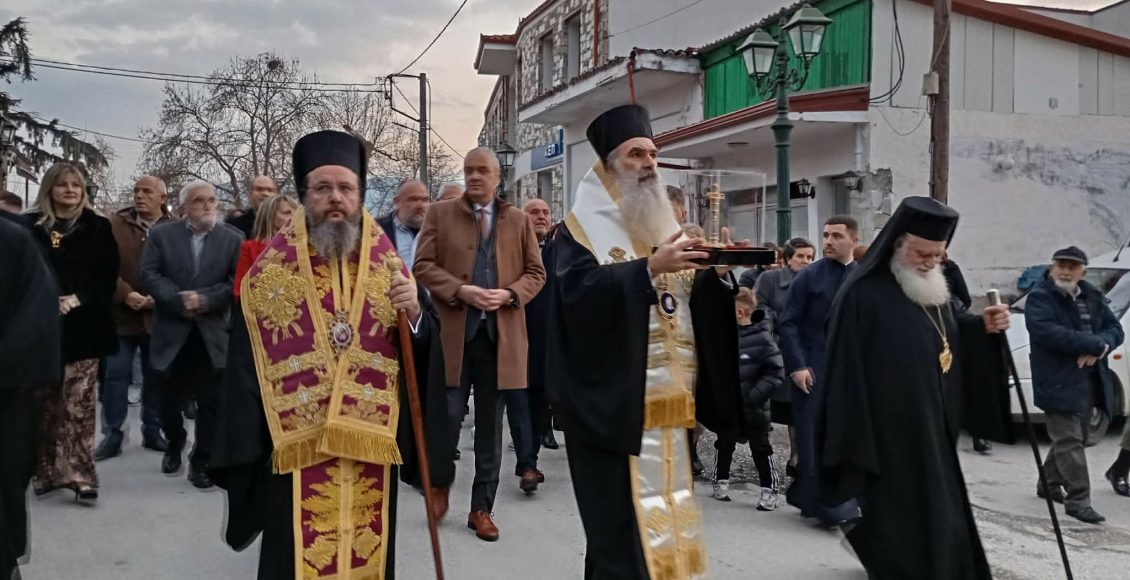 Υποδοχή-του-Σταυρού-του-Επισκόπου-Ρωγών-Ιωσήφ-στην-γενέτειρά-του-Τσαριτσάνη