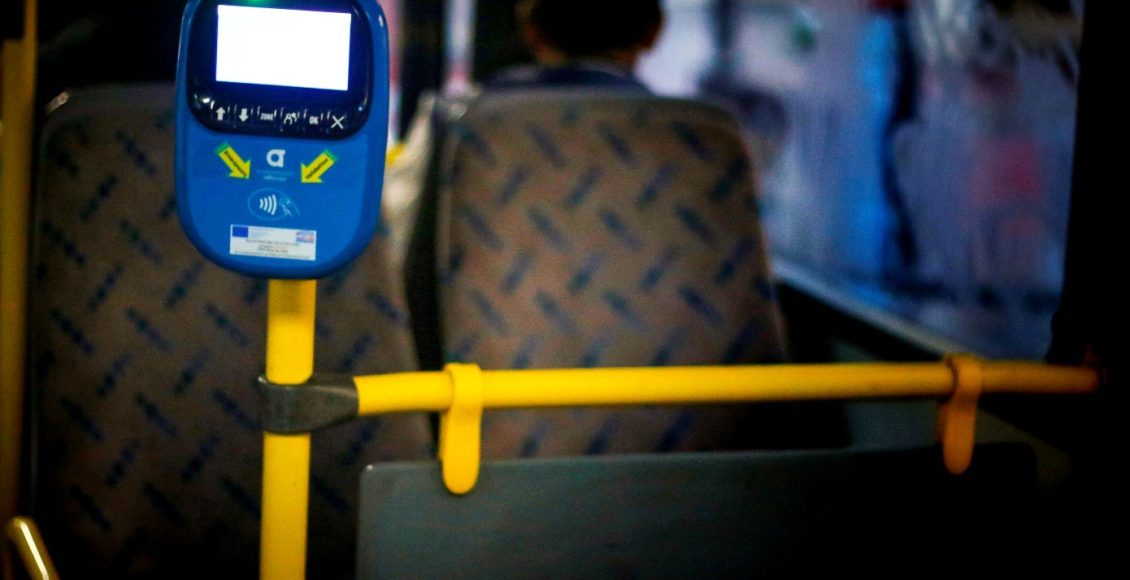 Απίστευτο-περιστατικό-σε-λεωφορείο-στη-Γλυφάδα:-Κάρφωσε-στυλό-στο-μάτι-επιβάτη,-κουβαλούσε-και-μαχαίρι