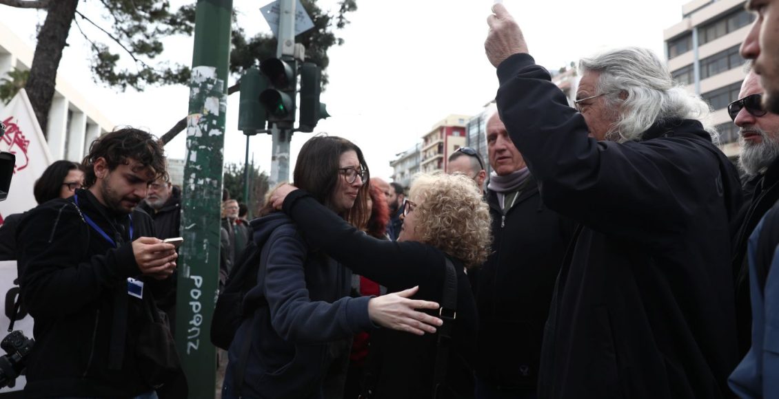 «Ο-ήλιος-της-Δικαιοσύνης-δεν-ξέχασε-τον-τόπο-μας»-–-Πανηγυρισμοί-έξω-από-το-Εφετείο-για-την-ενοχή-των-στελεχών-της-Χρυσής-Αυγής
