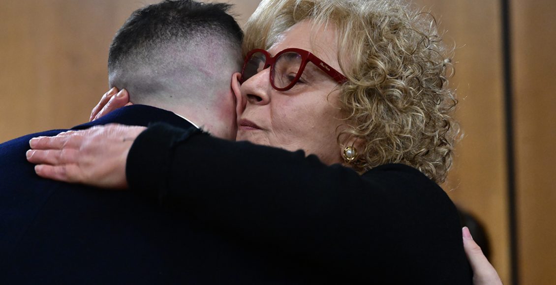 Αγκαλιές-στο-Εφετείο-μετά-την-απόφαση-για-τη-Χρυσή-Αυγή:-Συγκινημένη-η-Μάγδα-Φύσσα-–-Απογοητευμένοι-Κασιδιάρης-και-Λαγός