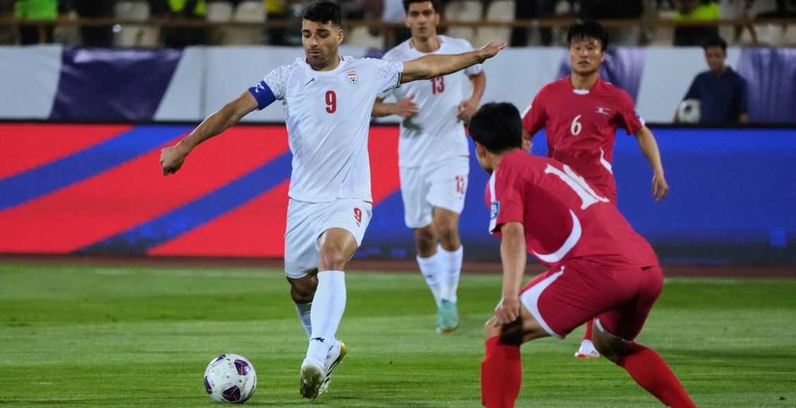 Ιράν-–-ΗΠΑ:-Μια-μακρά-και-ταραχώδης-ιστορία,-με-το-ποδόσφαιρο-ως-στιγμιαία-γέφυρα-ειρήνης