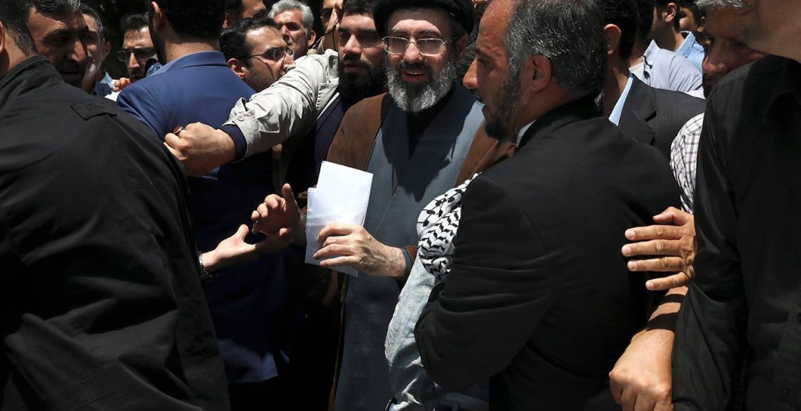 Πώς-γλίτωσε-ο-γιος-του-Αλί-Χαμενεΐ,-Μοτζταμπά,-που-θεωρείται-πιθανόν-ως-ο-επόμενος-ανώτατος-ηγέτης-του-Ιράν