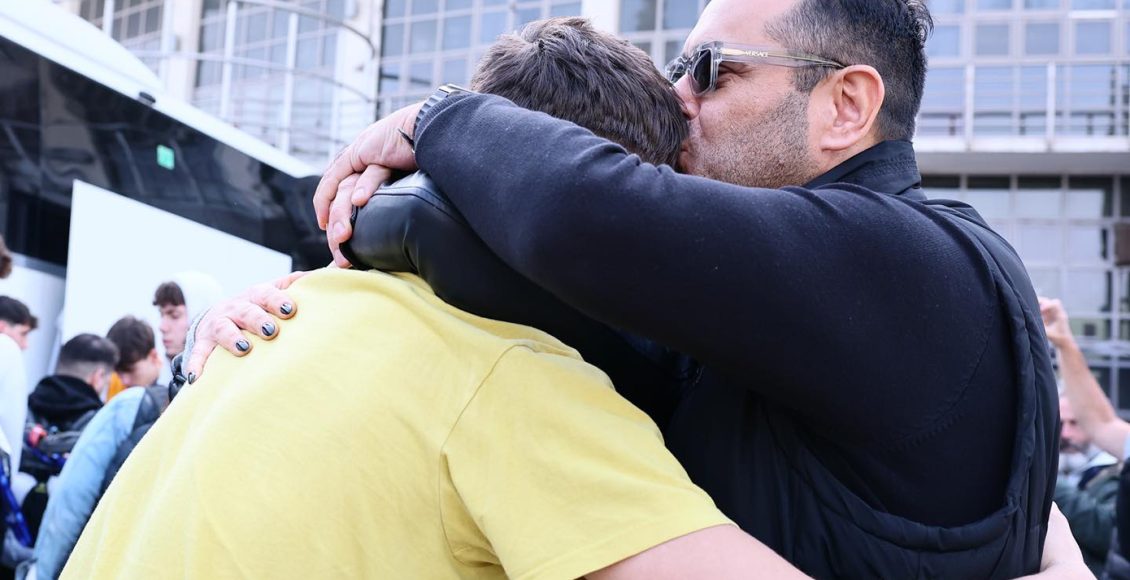 Συγκίνηση,-κλάματα-και-χειροκροτήματα-για-την-επιστροφή-των-εφήβων-αθλητών-του-Άρη-στη-Θεσσαλονίκη