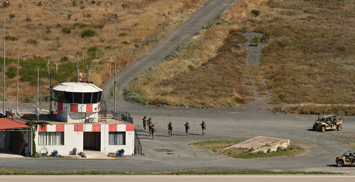Προσήχθη-Ιρακινός-στα-Μέγαρα-–-Πολίτης-κατήγγειλε-ότι-τον-είδε-να-βιντεοσκοπεί-έξω-από-τη-στρατιωτική-βάση