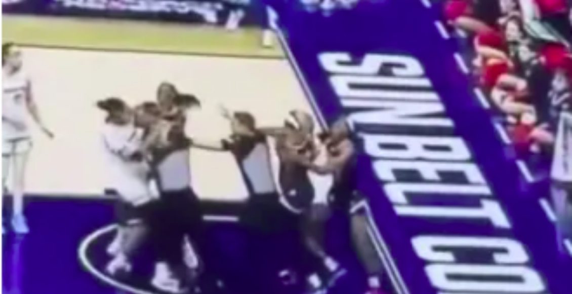 Μπάσκετ-Γυναικών:-Έπεσε-ξύλο-στις-ΗΠΑ,-νοκ-άουτ-βγήκε-η-διαιτητής,-αποβλήθηκαν-8-παίκτριες