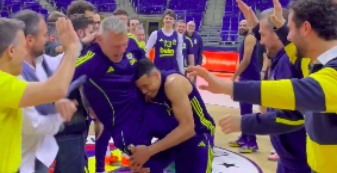 Φενέρμπαχτσε:-Φατούρο-των-παικτών-στον-Γιασικεβίτσιους-για-τα-50α-γενέθλια