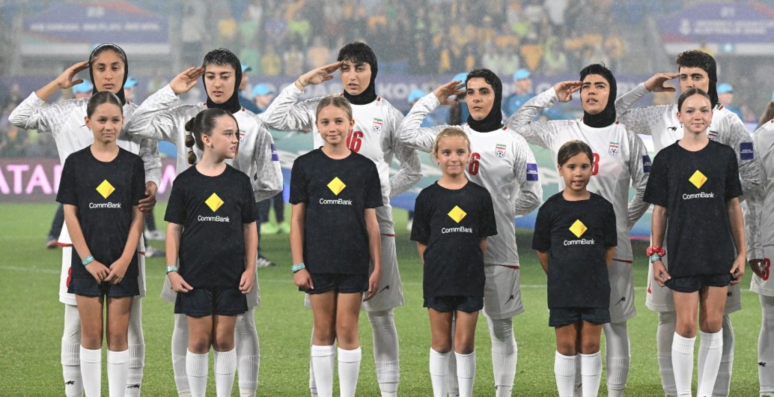 Ποδόσφαιρο-Γυναικών:-Οι-παίκτριες-του-Ιράν-τραγούδησαν-τον-εθνικό-ύμνο-με-στρατιωτικό-χαιρετισμό