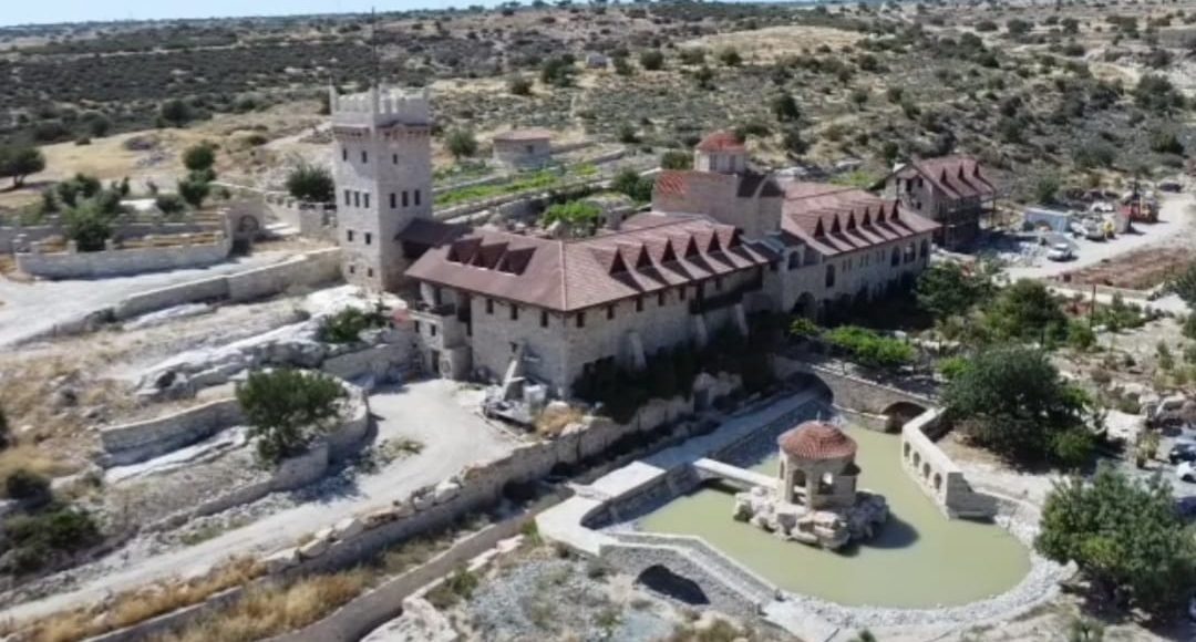 Καταφύγιο-στην-αγκαλιά-της-εκκλησίας-σε-κατοίκους-του-Ακρωτηρίου