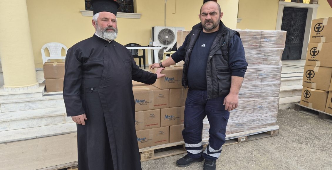 Διανομή-δεμάτων-και-τροφίμων-από-τη-Μητρόπολη-Μαρωνείας