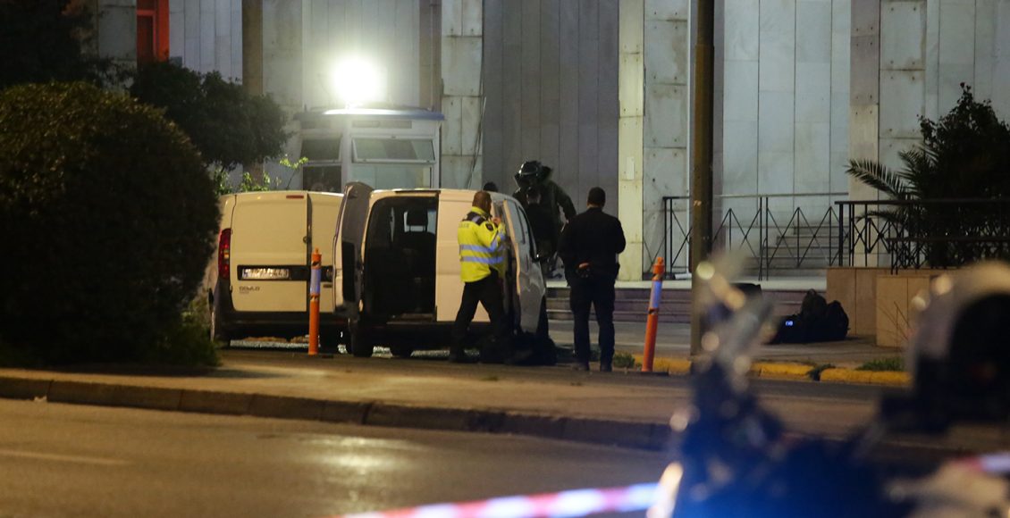 Πώς-έγινε-το-επεισόδιο-στη-ΓΑΔΑ-με-τον-άνδρα-που-απείλησε-να-ανατιναχθεί-–-Κουβαλούσε-αληθινές-χειροβομβίδες