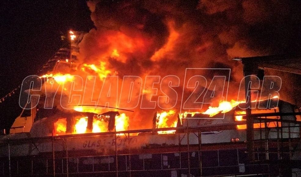 Φωτιά-σε-σκάφη-στη-χερσαία-ζώνη-του-λιμένα-Σύρου