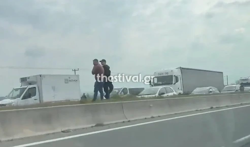 Φωτιά-σε-φορτηγό-που-μετέφερε-ψυκτικό-υγρό-προκάλεσε-κυκλοφοριακό-χάος-στην-ΕΟ-Θεσσαλονίκης-–-Σερρών