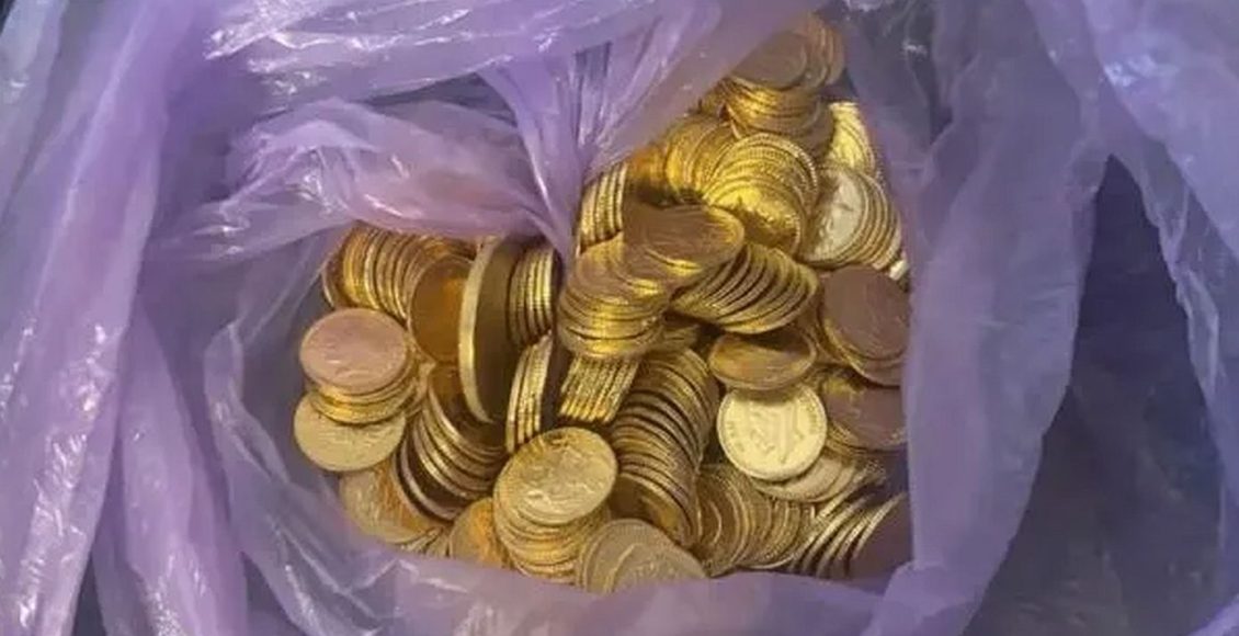 Λάρισα:-Εξαρθρώθηκε-οικογενειακή-εγκληματική-οργάνωση-που-εξαπατούσε-πολίτες-με-χρυσές-λίρες-–-Πάνω-από-1-εκατ.-ευρώ-η-λεία