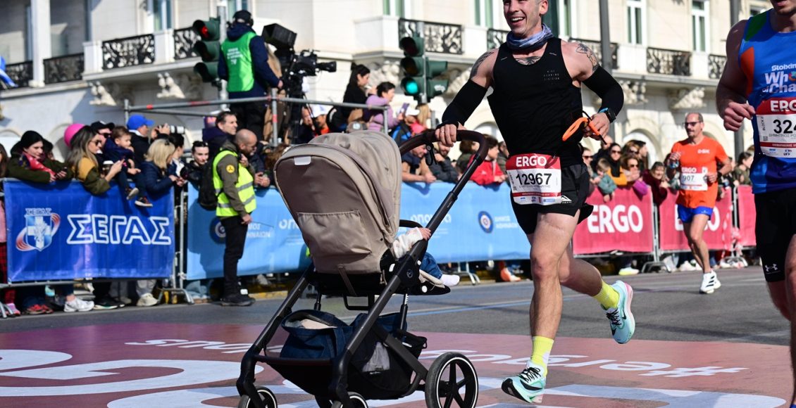 Γέμισε-δρομείς-το-κέντρο-της-Αθήνας-για-τον-Ημιμαραθώνιο-–-Μωρά…-σκυλιά-και-χιλιάδες-χαμόγελα-στη-γιορτή-του-αθλητισμού
