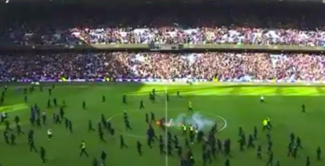 Χάος-στο-Ρέιντζερς-–-Σέλτικ:-Έκαναν…-ντου-στον-αγωνιστικό-χώρο-οι-οπαδοί