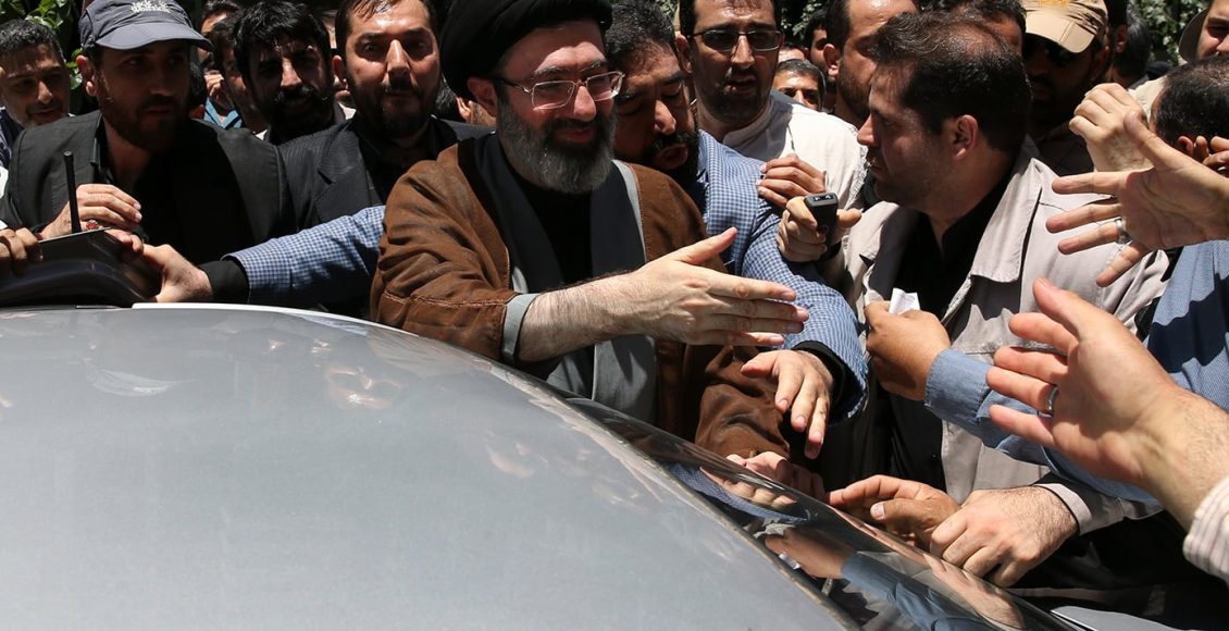 Οι-Φρουροί-της-Επανάστασης-ορκίζονται-πίστη-στον-Μοτζταμπά-Χαμενεΐ-–-Το-Ιράν-συνεχίζει-να-ανταλλάσσει-πλήγματα-με-το-Ισραήλ,-το-πετρέλαιο-απογειώνεται