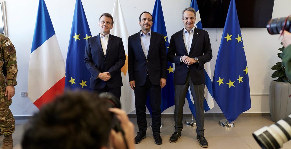 Ολοκληρώθηκε-η-συνάντηση-Μητσοτάκη,-Μακρόν-και-Χριστοδουλίδη-στην-Πάφο-–-«Όταν-επιτίθεται-κάποιος-στην-Κύπρο,-επιτίθεται-στην-Ευρώπη»