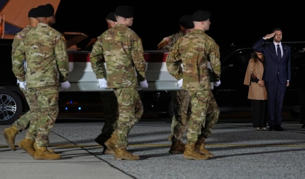 Ο-Τζέι-Ντι-Βανς-υποδέχεται-το-πτώμα-του-έβδομου-Αμερικανού-στρατιώτη-που-σκοτώθηκε-στη-Μέση-Ανατολή
