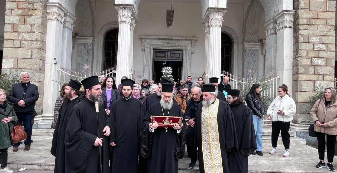 Με-συγκίνηση-η-αναχώρηση-της-τιμίας-χειρός-του-Αγίου-Σπυρίδωνος-από-την-Καρδίτσα