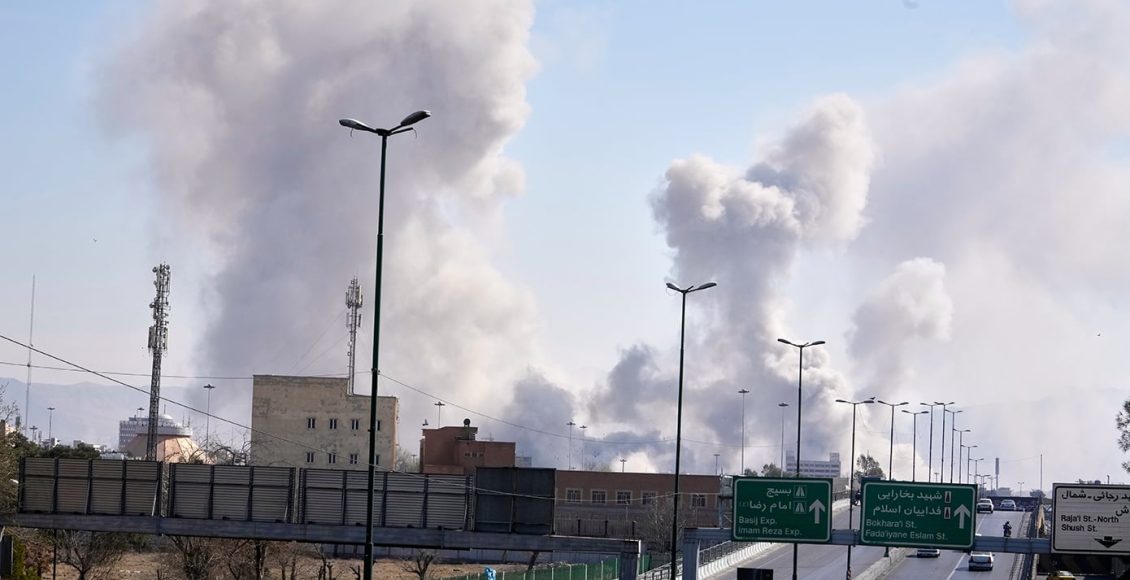 «Καζάνι-που-βράζει»-η-Μέση-Ανατολή:-Το-Ιράν-δηλώνει-έτοιμο-για-μακρύ-«πόλεμο-φθοράς»,-ο-Τραμπ-διαβεβαιώνει-πως-η-Τεχεράνη-βρίσκεται-«κοντά-στην-ήττα»