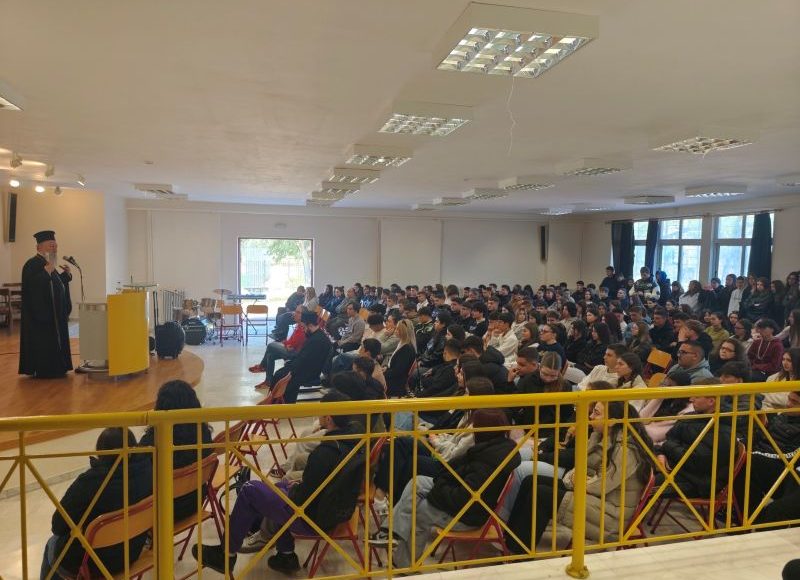 Επίσκεψη-Μητροπολίτη-Χαλκίδος-στο-ΓΕΛ-Βασιλικού