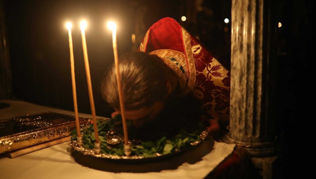 Κυριακή-της-Σταυροπροσκυνήσεως:-Η-Εκκλησία-προβάλλει-τον-Τίμιο-Σταυρό-και-καλεί-τους-νέους-στην-Ιερωσύνη