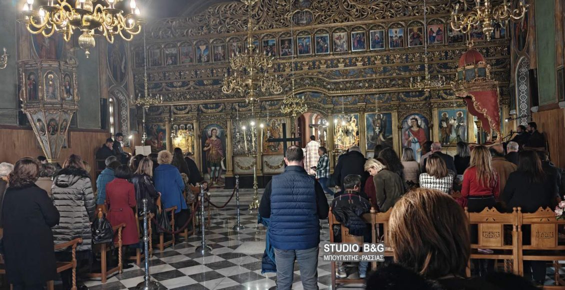 Η-Κυριακή-της-Σταυροπροσκυνήσεως-στον-ιστορικό-Ιερό-Ναό-Αγίου-Νικολάου,-στην-παραλία-του-Ναυπλίου