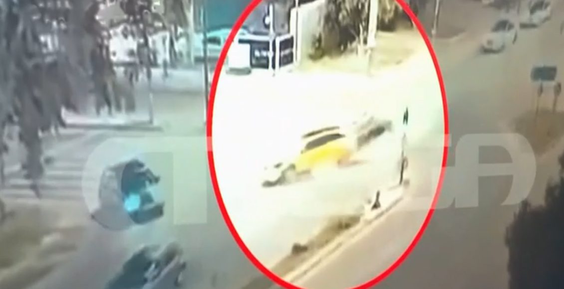 Βίντεο-ντοκουμέντο-από-το-τροχαίο-δυστύχημα-στη-Βούλα-–-Με-ιλιγγιώδη-ταχύτητα-έπεσε-ο-24χρονος-πάνω-στο-ταξί