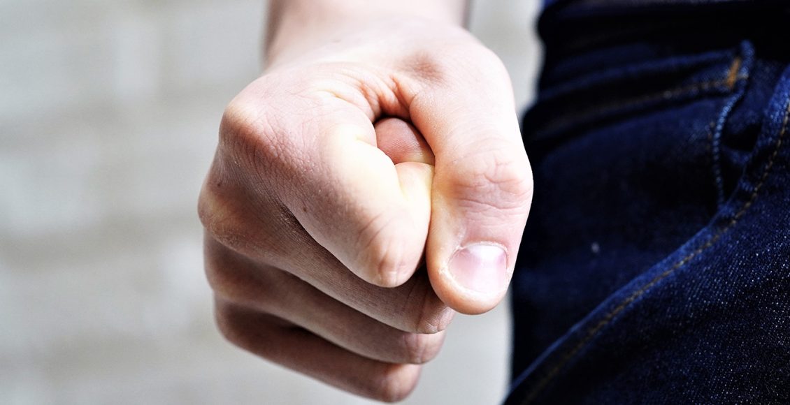 Μαθητής-Λυκείου-στην-Πάτρα-ξυλοκόπησε-15χρονο-επειδή-χτύπησε-με-ένα-νεράτζι-το-κινητό-της-αδελφής-του