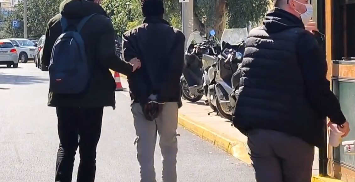 Στην-Ευελπίδων-ο-48χρονος-από-το-Σουδάν-που-είχε-χειροβομβίδες-έξω-από-τη-ΓΑΔΑ