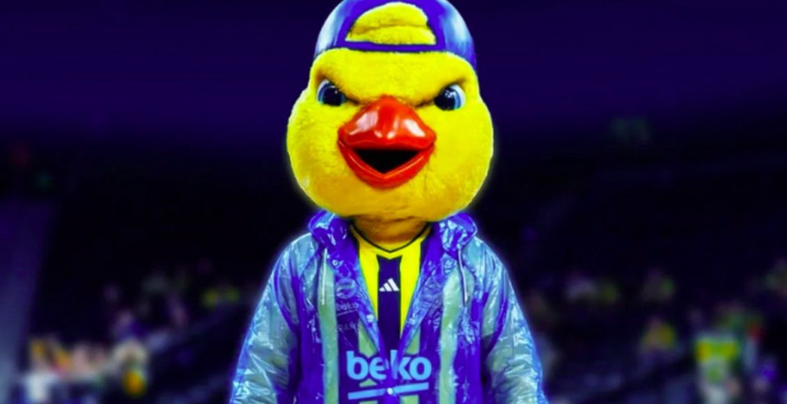 Ολυμπιακός-–-Φενέρμπαχτσε:-Φόρεσε…-αδιάβροχο-η-μασκότ-των-Τούρκων