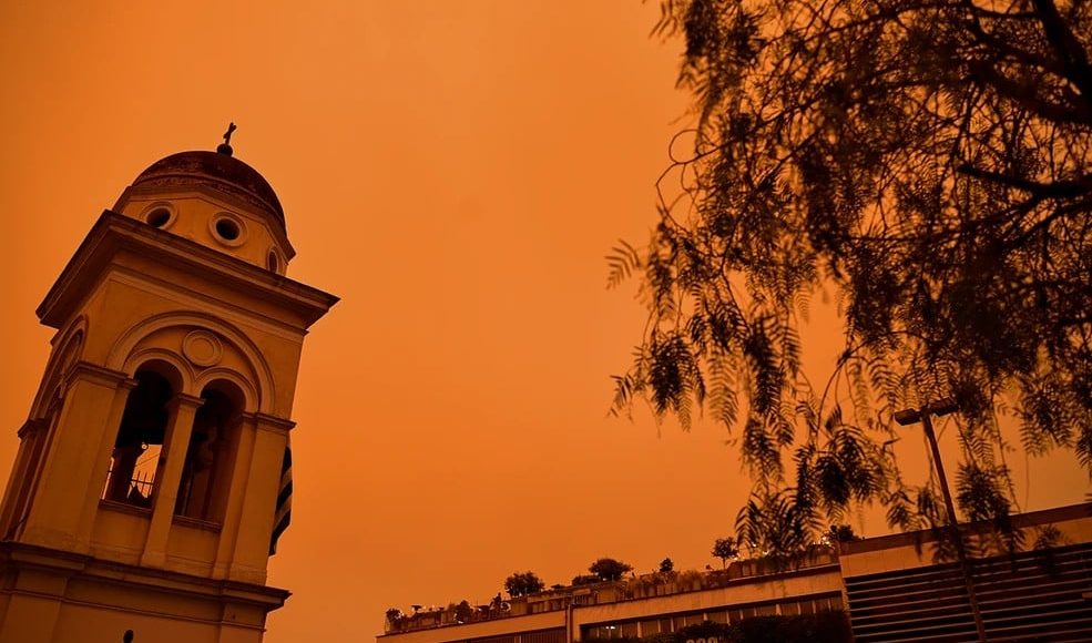 Αφρικανική-σκόνη,-βροχή-και…-λάσπη,-το-κοκτέιλ-που-σκεπάζει-τη-χώρα