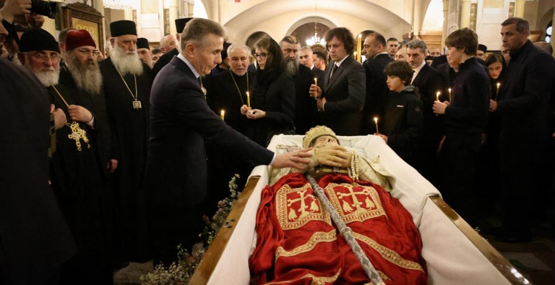 Σε-λαϊκό-προσκύνημα-το-σκήνωμα-του-μακαριστού-Πατριάρχη-Γεωργίας-Ηλία