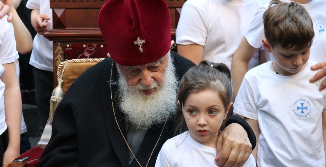Τιφλίδα:-Τα-βαφτιστήρια-αποχαιρετούν-τον-πνευματικό-τους-πατέρα,-Πατριάρχη-Ηλία