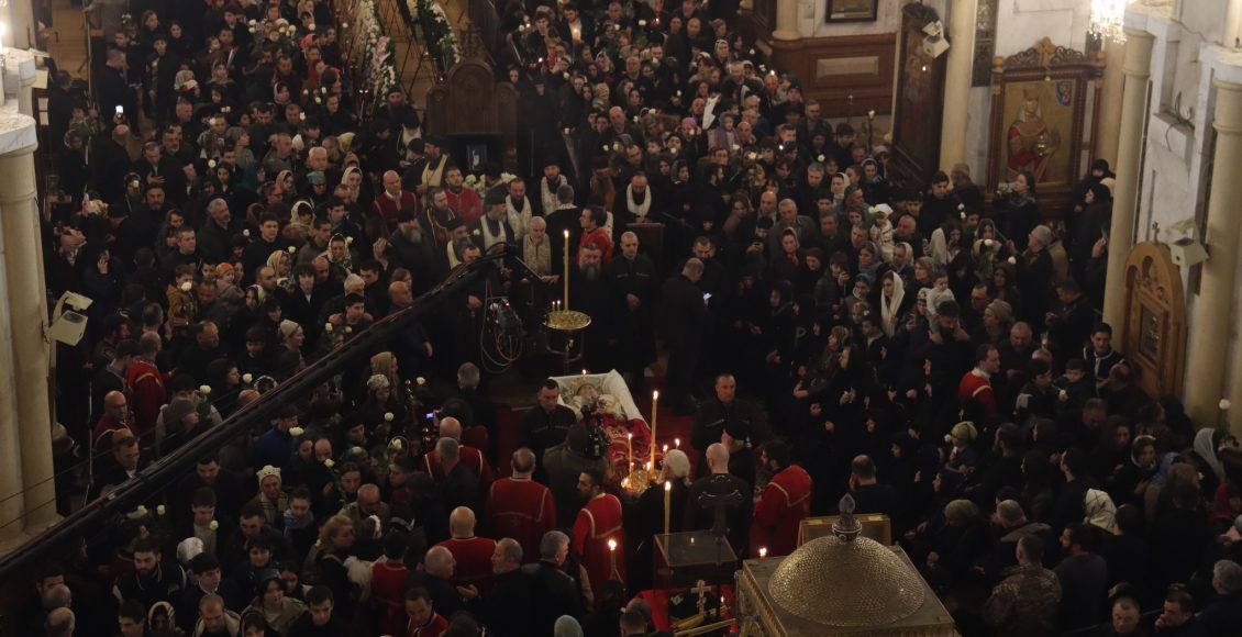 Συγκινητικές-στιγμές-στην-Τιφλίδα-–-Πομπή-αγάπης-με-χιλιάδες-βαφτιστήρια-για-τον-πνευματικό-τους-πατέρα,-μακαριστό-Πατριάρχη-Ηλία