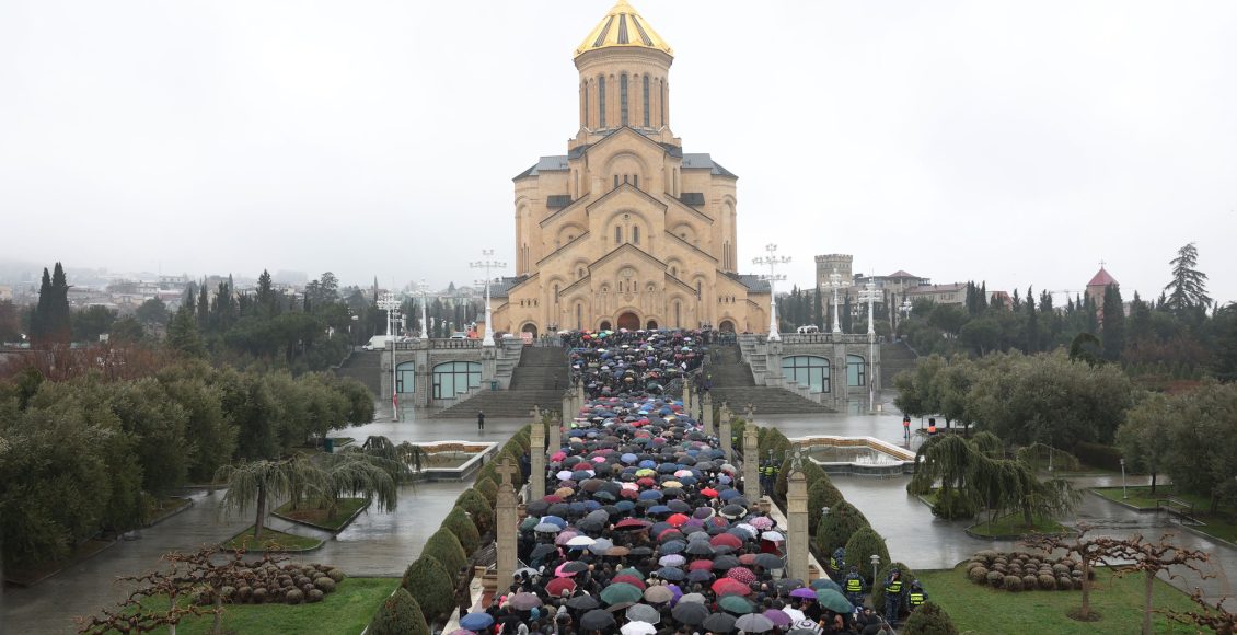 Στις-10-το-πρωί-(ώρα-Ελλάδος)-την-Κυριακή-η-Εξόδιος-Ακολουθία-του-Πατριάρχη-Ηλία-–-Χιλιάδες-Γεωργιανοί-προσκυνούν-το-σκήνωμά-του
