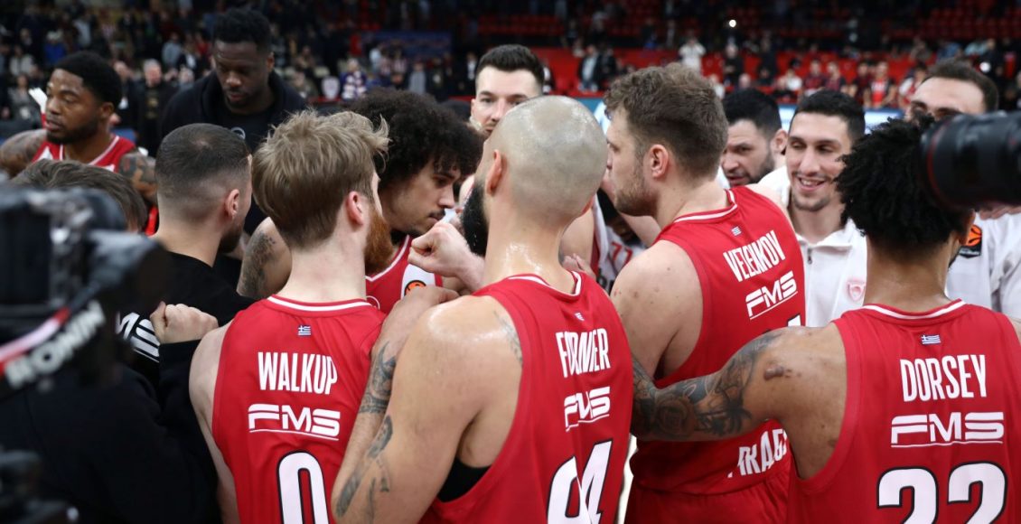 Ολυμπιακός:-Η-αποθέωση-σε-Μπαρτζώκα,-Μεντιλίμπαρ-και-οι-πανηγυρισμοί-του-Ταϊρίκ-Τζόουνς