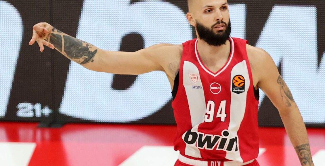 Ο-Φουρνιέ-ψάχνει-μαγαζιά-με-streetwear-καπέλα!