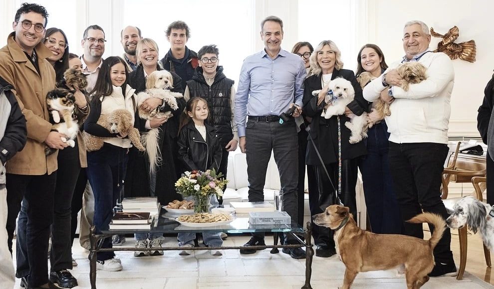 Συνάντηση-Μητσοτάκη-με-Έλληνες-που-επαναπατρίστηκαν-από-τη-Μέση-Ανατολή-μαζί-με-τα-ζώα-συντροφιάς-τους