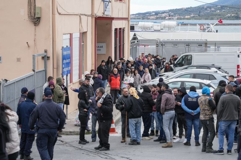 Διαμαρτυρία-από-τους-κτηνοτρόφους-της-Λέσβου-με-μπλόκο-στον-κόμβο-στη-Λάρσο