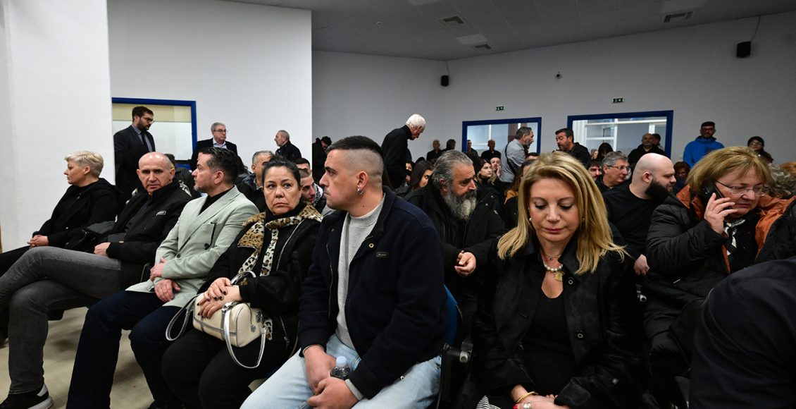 Καρυστιανού-για-τη-δίκη-στα-Τέμπη:-Απόλυτη-ντροπή-και-απαξίωση-η-αίθουσα-του-δικαστηρίου-–-Είμαστε-σαν-σαρδέλες