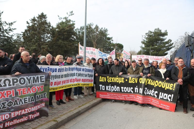 Με-ζητήματα-για-την-αίθουσα-ξεκίνησε-η-δίκη-για-τα-Τέμπη-–-Ομάδα-διαδηλωτών-έγραψε-στον-δρόμο-με-κόκκινη-μπογιά-τα-ονόματα-των-θυμάτων-της-τραγωδίας